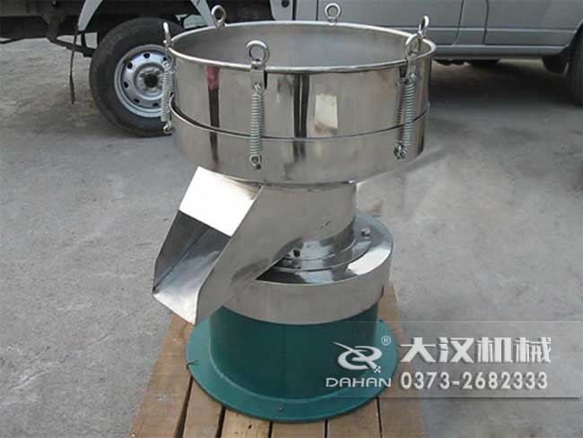 涂料振動(dòng)篩由：框體，振動(dòng)斗，出料口，振動(dòng)電機(jī)底座等部件組成