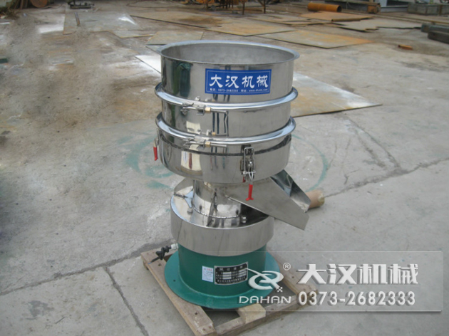 涂料過濾振動(dòng)篩：利用振動(dòng)電機(jī)的振動(dòng)力帶動(dòng)物料在篩網(wǎng)上進(jìn)行篩分，從而利用篩網(wǎng)孔徑的大小不同，完成涂料的分級(jí)，除雜等篩分目的。